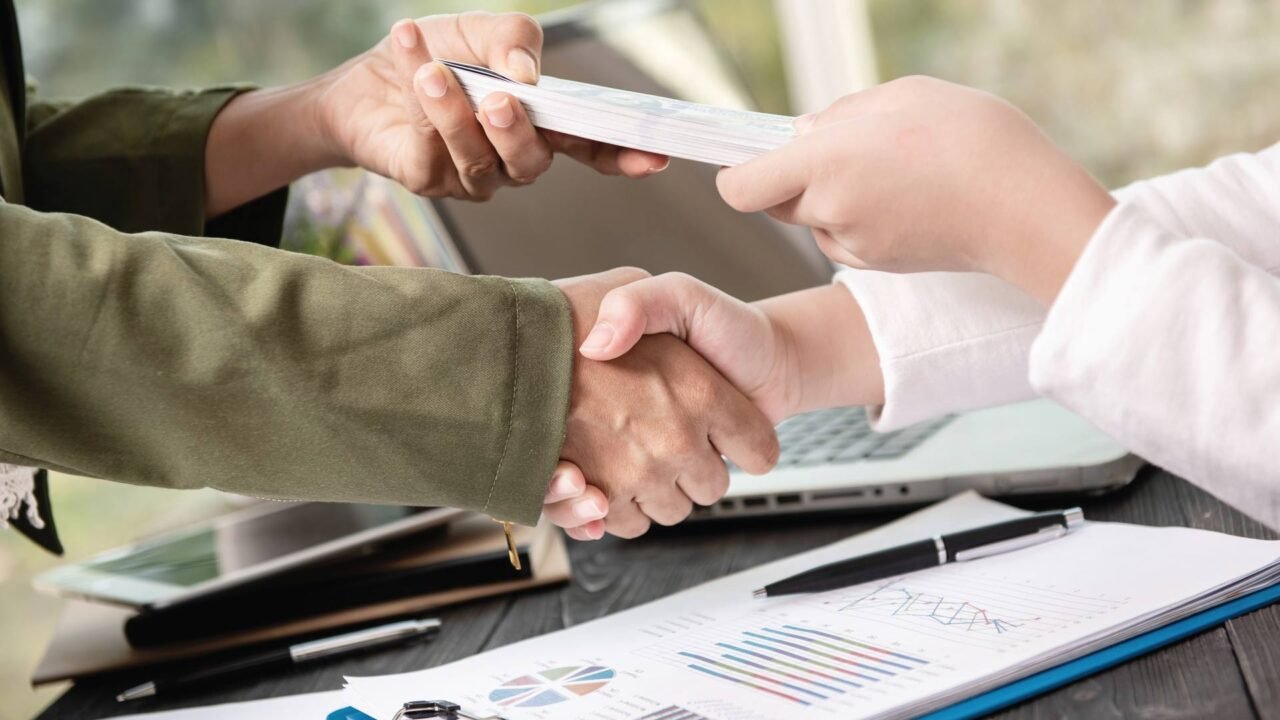 Experian & Plaid Partner to Boost Credit Decisions with Cashflow Data