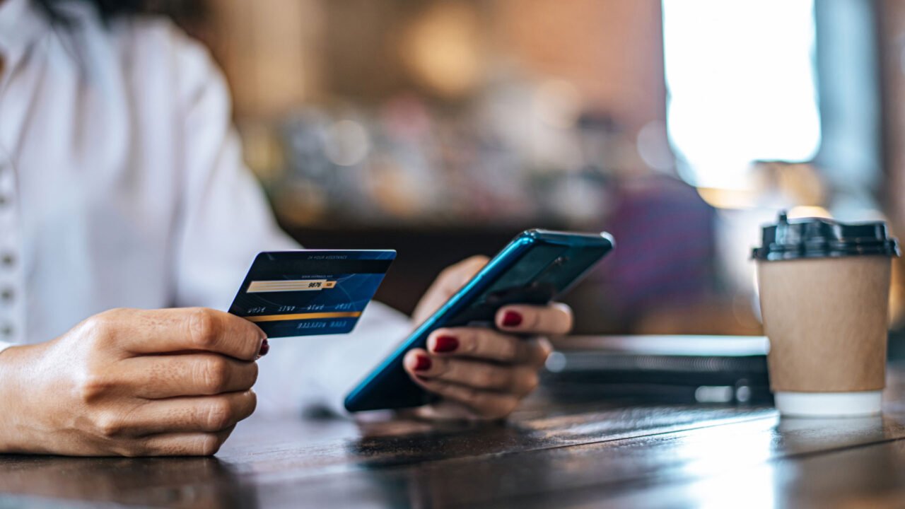 Ant International Unveils First Smart-Glasses Iris Payment System